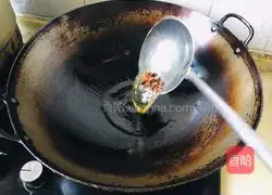 Illustration of how to make steamed beans and braised noodles 4