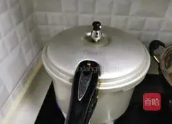 Illustration of how to make pork ribs and lotus root soup 5