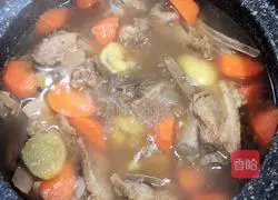 Illustration of how to make chestnut, radish and pork ribs soup (strengthening the spleen and kidneys) 12