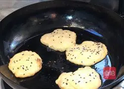 Illustration of how to make banana egg pancake 7