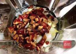 Illustration of how to make red dates, white fungus and lotus seed soup 7