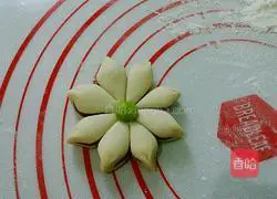 Illustration of how to make flower steamed buns 13