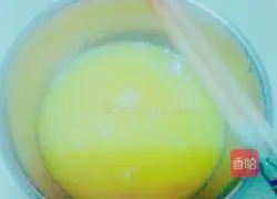 Illustration of how to make egg soup 1