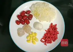 Illustration of how to make ginkgo lily and white fungus soup 1