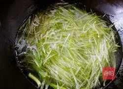 Illustration of how to make radish and vermicelli soup 7