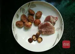 Illustration of how to make mushroom and chestnut lean meat soup 1