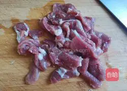 How to stir-fry pork slices with king oyster mushrooms Illustration 2