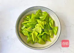 Illustration of how to make fried beef with green pepper 3