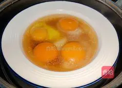 Illustration of how to make steamed duck eggs with minced meat 5