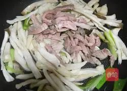 Illustration of how to stir-fry pork with king oyster mushroom 5