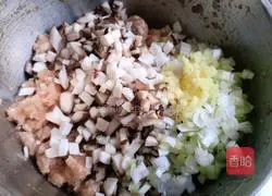 Illustration of how to make mushroom and fresh meat wontons 4