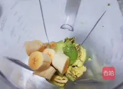 Illustration of how to make avocado and banana yogurt with milkshake 3
