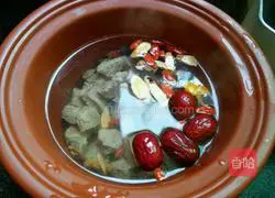 Illustration of how to make Codonopsis and Astragalus mutton soup 11