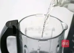 Illustration of how to make sesame and black bean milk 5