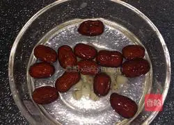 Illustration of how to make Tremella, Snow Pear and Lotus Seed Soup 3