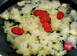 Illustration of how to make pumpkin, red dates and white fungus soup 2