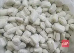 Illustration of how to make spiral noodles 9