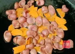 Illustration of how to make fried pasta with sausage and eggs 12