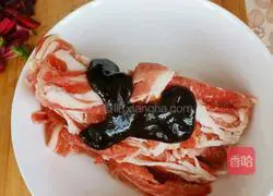 Illustration of how to make spaghetti with red beet meat sauce 3