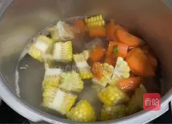 Illustration of how to make carrot, corn and pork ribs soup 4