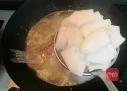 Illustration of how to make crucian carp and winter melon soup 11