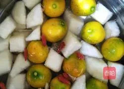 Illustration of how to make kumquat, snow pear and lily soup 7