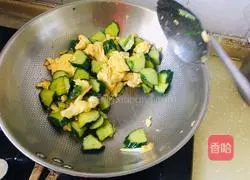 Illustration of how to make cucumber and scrambled eggs 7