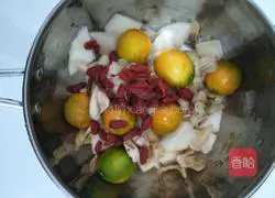 Illustration of how to make kumquat, snow pear and lily soup 8