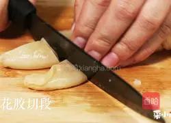 Illustration of how to make fish maw health chicken soup 2