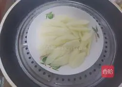 Illustration of how to make cranberry yam pancakes (strengthening the spleen and stomach) 3