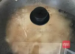 Illustration of how to make steamed noodles with dried beans 8