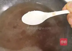 Sour Soup Illustration of making dragon beard noodles 13