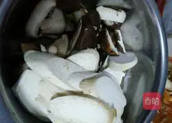 Illustration of how to make mushroom and chicken leg soup 8