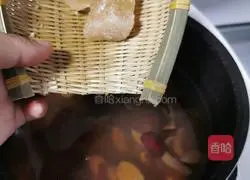 Illustration of how to make peach gum, red dates and barley soup 10