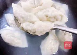 Illustration of how to make spicy and sour fresh meat wontons 17