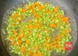 Illustration of how to stir-fry edamame rice with diced chicken 9