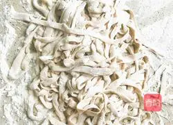 Illustration of how to make whole wheat egg hand-rolled noodles 9