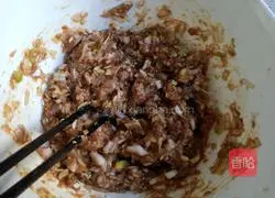 Illustration of how to make carrot vermicelli and meat buns 8