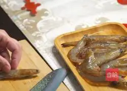 Illustration of how to make Fugui Yuanbao Fried Shrimp 1