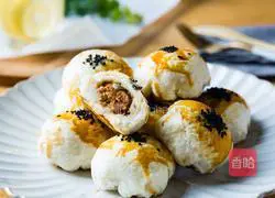 Illustration of how to make the crispy mustard vegetable and fresh meat mooncakes in one bite 16