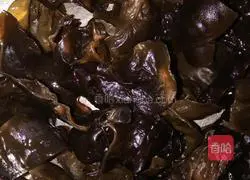 Illustration of how to make black fungus, leek, and egg steamed buns 2