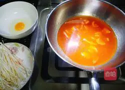 Illustration of how to make low-fat egg and mushroom soup 5