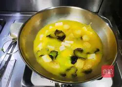 Illustration of how to make fish balls and tofu in golden soup 4