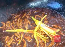 Illustration of making noodles with shredded pork in sauce 12