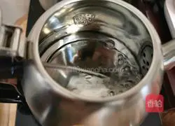 Illustration of how to make rose roselle tea 1