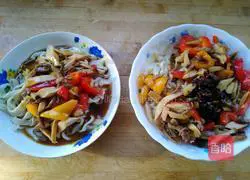 Illustration of how to make king oyster mushroom shredded pork and double pepper hand-rolled noodles 8