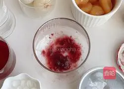 Illustration of how to make lychee and cranberry drink 2
