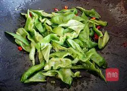 Illustration of how to make scrambled eggs with chili pepper 8