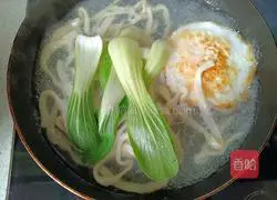 Illustration of how to make fried egg noodle soup 7