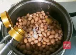 Illustration of how to make soy sauce with star anise and peanut kernels 12